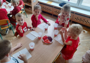 Dzieci próbują czerwonych warzyw